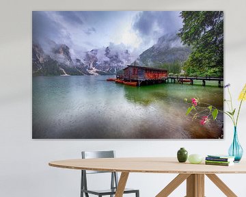 Bateau maison sous la pluie au lac de Braies - Pragser Wildsee sur Rene Siebring