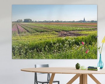 Bloeiende wilde planten en grassen langs sloot van Ruud Morijn