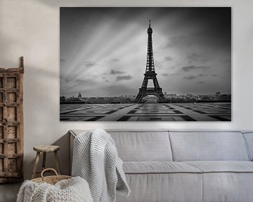 Eiffelturm beim Sonnenaufgang | Monochrom von Melanie Viola