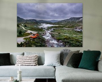 Noorwegen woest wild landschap met graafwagen van Lisa Berkhuysen