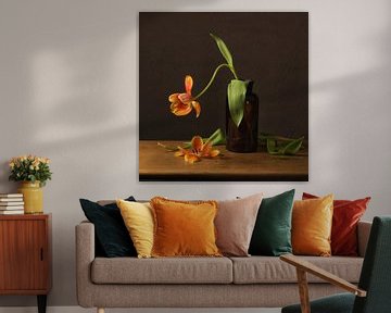 Stilleven oranje tulp van Monique van Velzen