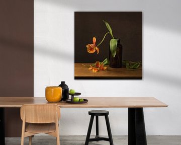Stilleben orange Tulpe von Monique van Velzen