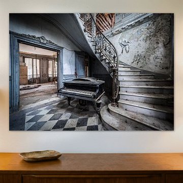 Klavier im Treppenhaus von Inge van den Brande