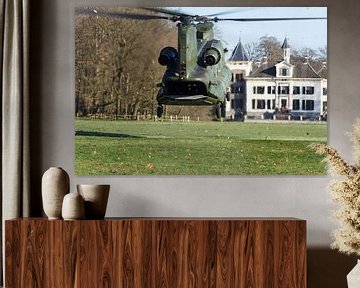 Chinook helikopter landt bij een kasteel van Arjan van de Logt