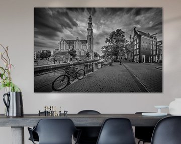 AMSTERDAM Westerkerk en de Prinsengracht | zwart-wit van Melanie Viola