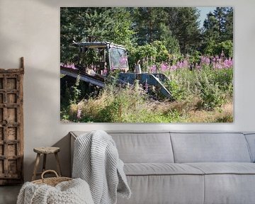 Oude traktor in een veld met lupines van Kim van der Lee