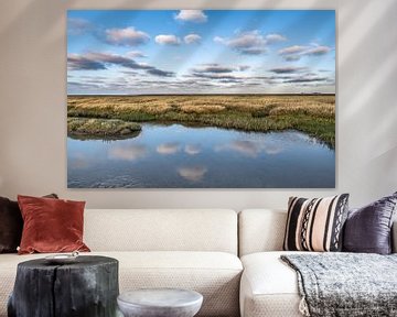 Avondlicht op het Wad Nabij Paesens Moddergat met wolken gespiegeld in stilstaand water. van Harrie Muis