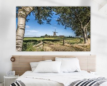 Typisch Hollands landschap in Friesland nabij Paesens Moddergat met windmolen en een blauwe lucht sur Harrie Muis