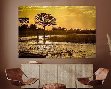 Schitterende zonsondergang en traditionele mokoro's in de  Okavango Delta, Botswana van Original Mostert Photography