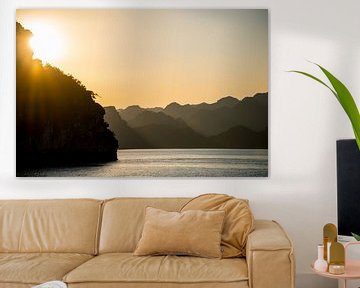 The last rays of sunshine in Halong Bay sur Milou Oomens