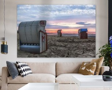 Strandstoelen dichtbij Cuxhaven in het avond licht