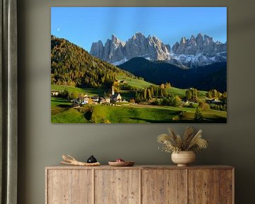 Landschaft mit Kirche in den Dolomiten im Herbst von iPics Photography