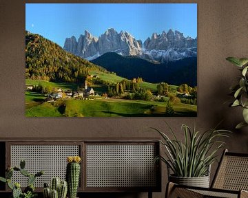 Landschaft mit Kirche in den Dolomiten im Herbst von iPics Photography