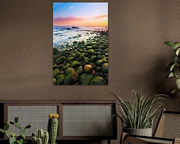 Groene stenen op het strand van de Oostzee