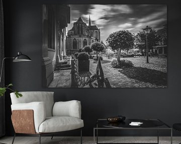 Image blanche noire de la place Koornmarkt dans la vieille ville hanséatique de Kampen sur Fotografiecor .nl