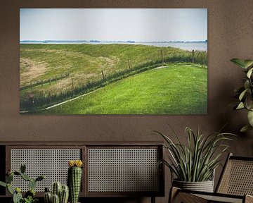 Nederlands landschap met dijk, water en polder van Fotografiecor .nl