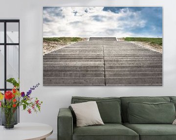 Passerelle en béton vers les nuages et le ciel sur Fotografiecor .nl