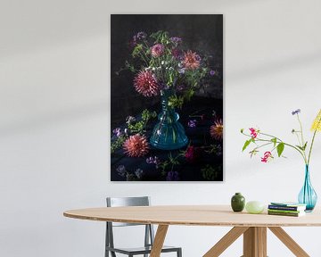 Donker stilleven van bloemen in blauwe vaas. Dark flower stilllife in a blue vase. van Petra Cleuskens