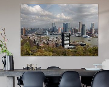 Skyline van Rotterdam met zicht op de Erasmusbrug en de kop van zuid van W J Kok