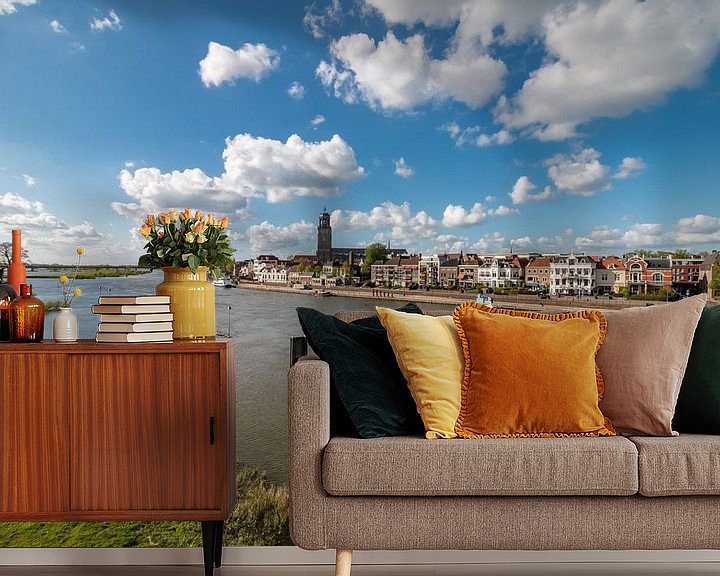 Sfeerimpressie behang: Rivier de IJssel met de skyline van Deventer van VOSbeeld fotografie