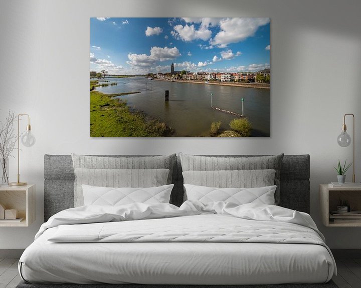 Sfeerimpressie: Rivier de IJssel met de skyline van Deventer van VOSbeeld fotografie