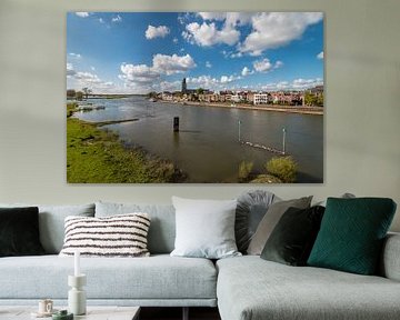 Rivier de IJssel met de skyline van Deventer van VOSbeeld fotografie