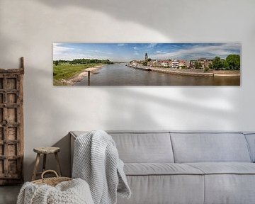 Panorama van de Deventer skyline met rivier de IJssel