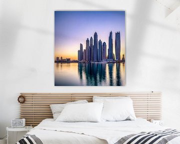 De zon komt op achter de skyline van Dubai van Rene Siebring