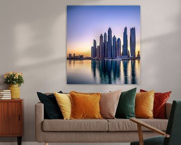 De zon komt op achter de skyline van Dubai van Rene Siebring