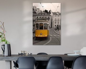 Een tram in het centrum van Lissabon van Gerard Van Delft