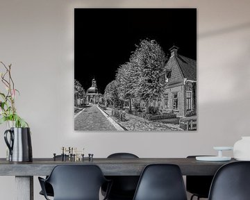 Hoofdstraat van Berlikum, Friesland,  met kerk, in zwart - wit