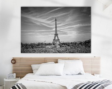 PARIS Eiffelturm mit Skyline | Monochrom von Melanie Viola