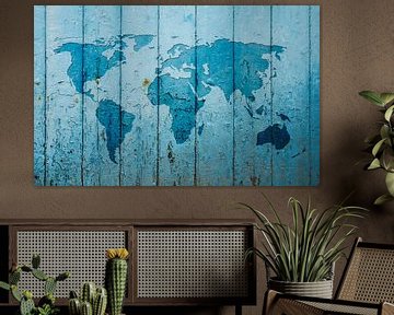 Wereldkaart op blauwe houten planken van WereldkaartenShop