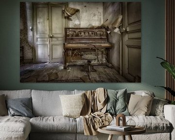 Klavier im verlassenen Chateau von Kelly van den Brande