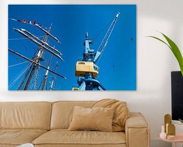 Segelschiff und Hafenkran im Stadthafen von Rostock by Rico Ködder