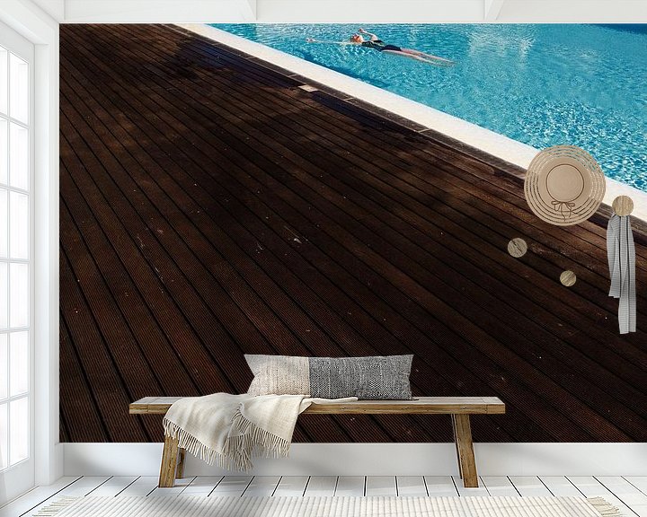 Sfeerimpressie behang: Relaxen in het zwembad: Laat alle zorgen varen. van Paul Teixeira