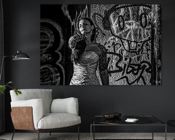 Getatoeëerde vrouw met een pistool en sigaret in zwart wit van Atelier Liesjes