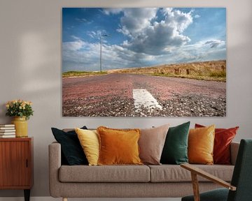 Geasfalteerde fietspaden bij viaduct met wolkenlucht