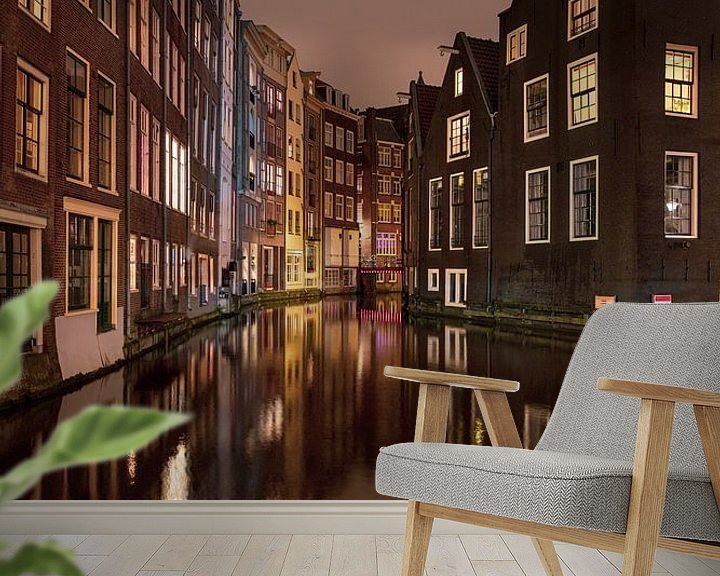 Sfeerimpressie behang: Nachtzicht op gracht Amsterdam van Ronald Huiberse