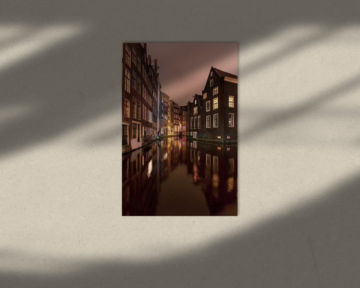 Sfeerimpressie: Nachtzicht op gracht Amsterdam van Ronald Huiberse
