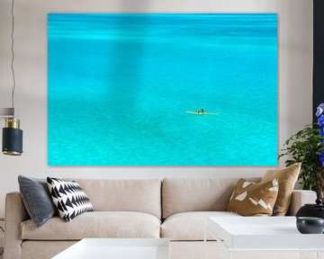Man in een gele outrigger kano in de blauwe lagune van Bora Bora van iPics Photography