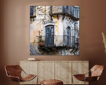 Mittelalterliche Fassade in Forza d'Agro auf der Insel Sizilien von Silva Wischeropp