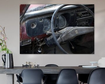 Het dashboard van een verlaten oldtimer Mazda van Paul Wendels