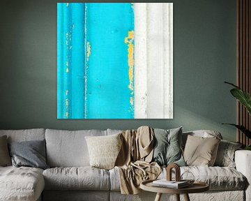 Abstract van pastel blauw op een gebladderd ijzeren paneel