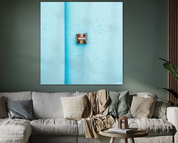 Abstract van pastel blauw op een roestig paneel van Texel eXperience