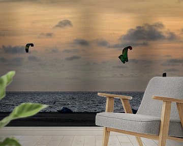 Kitesurfers bij zonsondergang van Miranda van Hulst