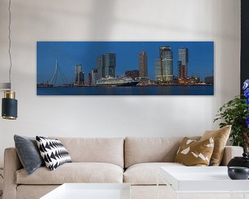Panorama foto van de Rotterdamse skyline met de Erasmusbrug, de Kop van Zuid en het cruiseschip MS R van Leo Luijten