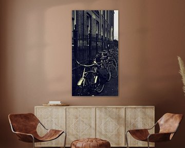 fietsen langs hek Amsterdam van Miranda Auwens