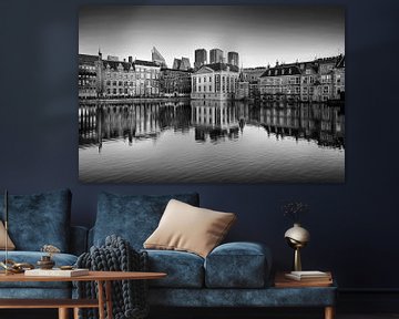 Skyline van Den Haag met reflectie in zwart-wit