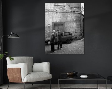 Italiaans straattafereel met twee oude mannen in zwart-wit van iPics Photography